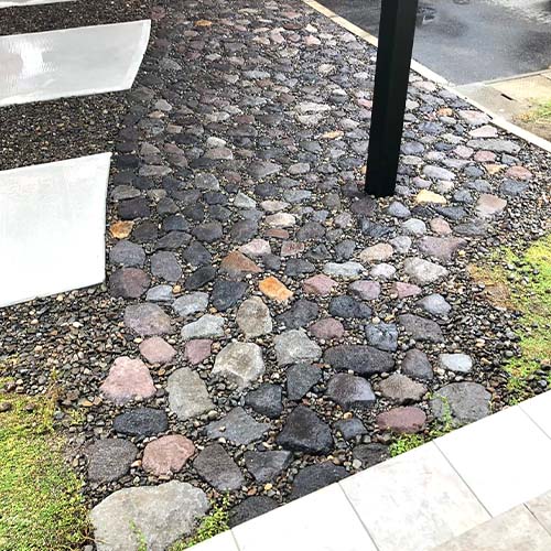 桜島石を使った石畳のアプローチ